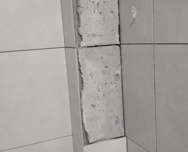 平利瓷砖空鼓维修公司分享下瓷砖施工前基层浇水润湿程度不足，可能导致以下问题